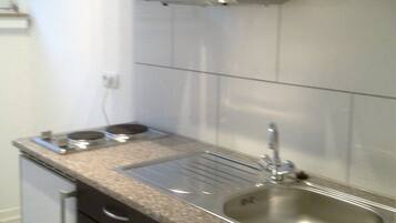 Deluxe Apartment | Private kitchen | Fridge, microwave, oven, stovetop