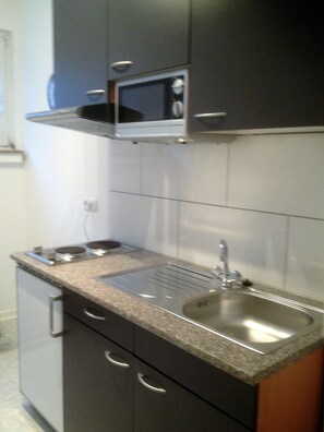 豪華公寓 | 私人廚房 | 電冰箱、微波爐、烤箱、爐台