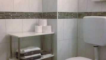 Deluxe-Apartment | Badezimmer | Dusche, kostenlose Toilettenartikel, Haartrockner, Handtücher