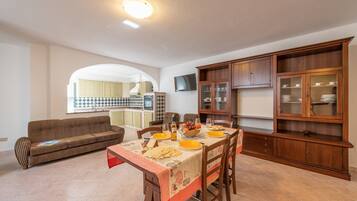 House, 2 Bedrooms | In-room dining