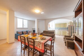 Maison, 2 chambres | Restauration dans la chambre