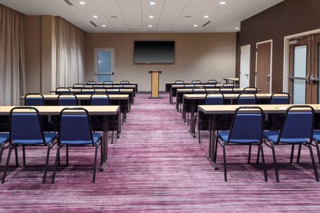Courtyard by Marriott Indianapolis West Speedway - Image 25