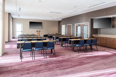 Courtyard by Marriott Indianapolis West Speedway - Image 18