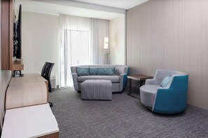 套房, 1 張特大雙人床及 1 張梳化床 | 獨特裝修、書桌、手提電腦工作空間、熨斗/熨衫板