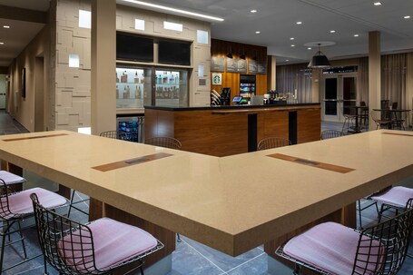 Courtyard by Marriott Indianapolis West Speedway - Image 23
