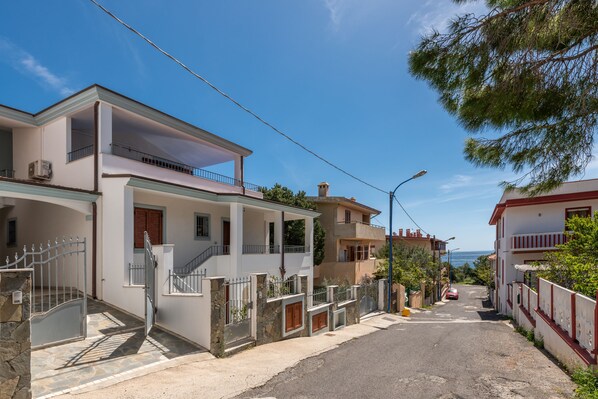 Apartment, 2 Bedrooms | Front of property