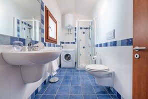 Apartment, 2 Bedrooms | Bathroom | Shower, hair dryer, bidet - AffittaSardegna - Attico Mare (Dorgali)