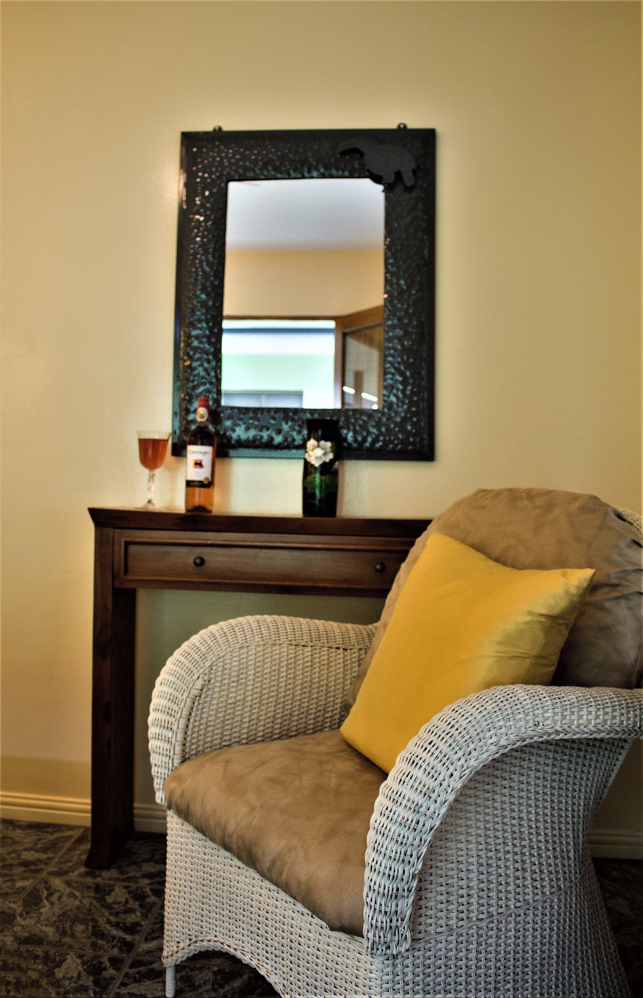 deluxe room, 1 queen bed, non smoking, courtyard view | 1 bedroom, minibar, free wifi, bed sheets