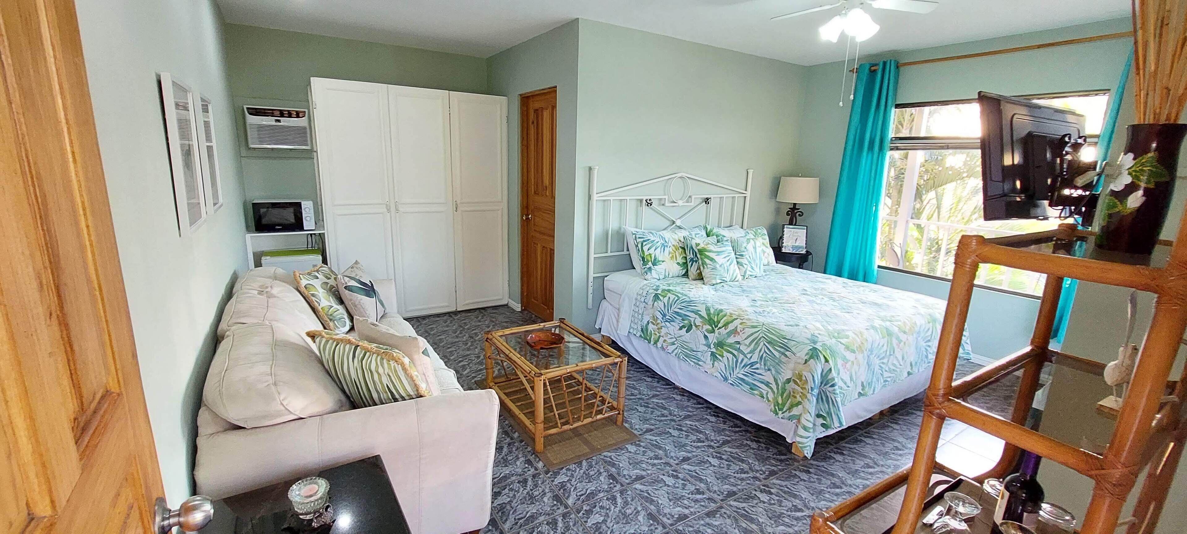 superior suite, 1 king bed, non smoking, pool view | 1 bedroom, minibar, free wifi, bed sheets