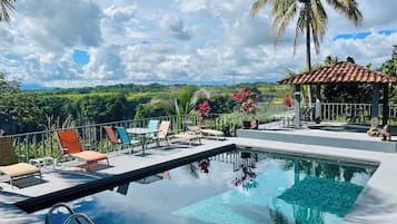 室外游泳池,提供日光浴躺椅