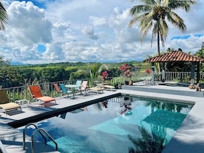 Utendørsbasseng og solsenger