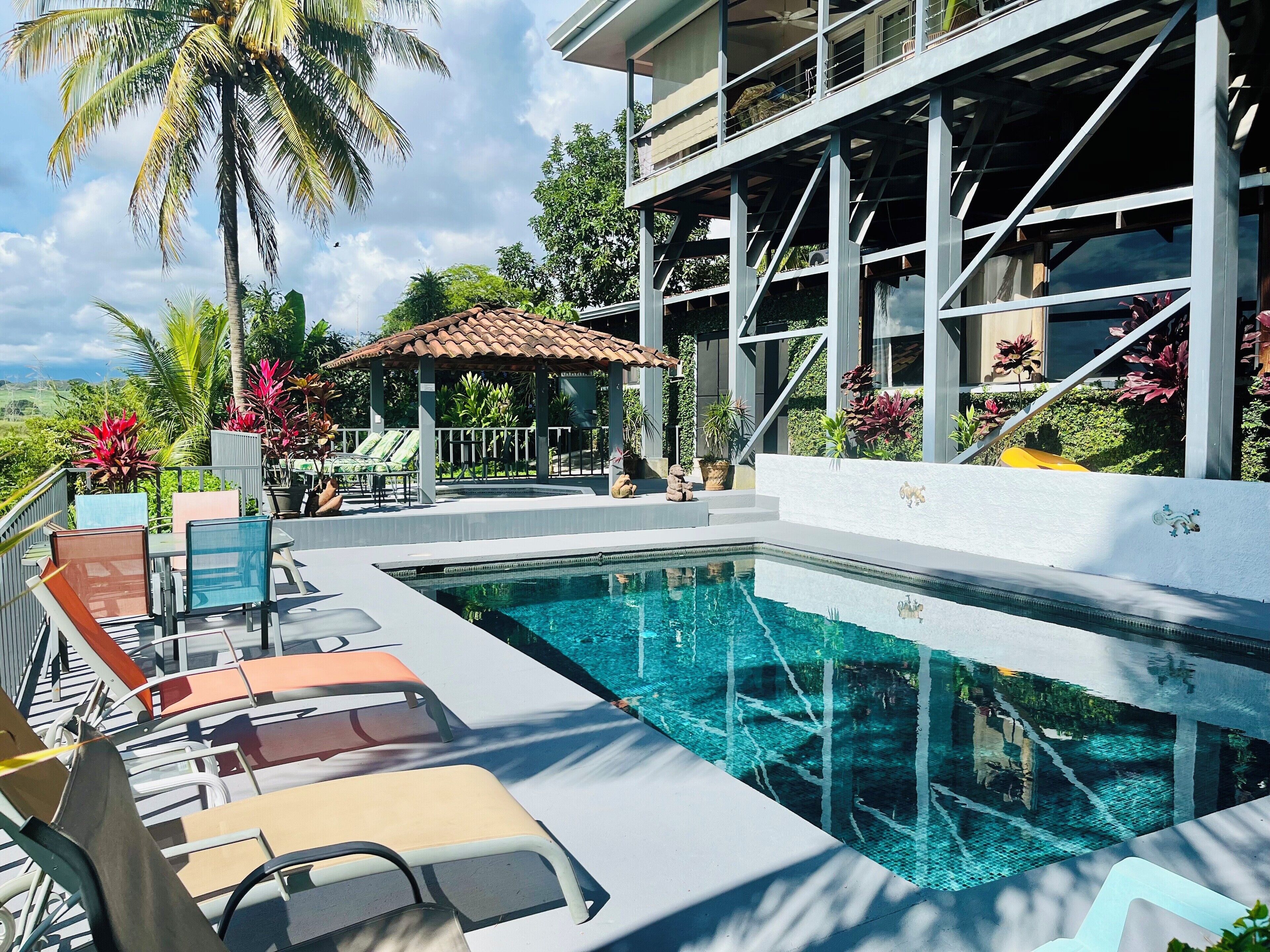 Una piscina al aire libre, tumbonas