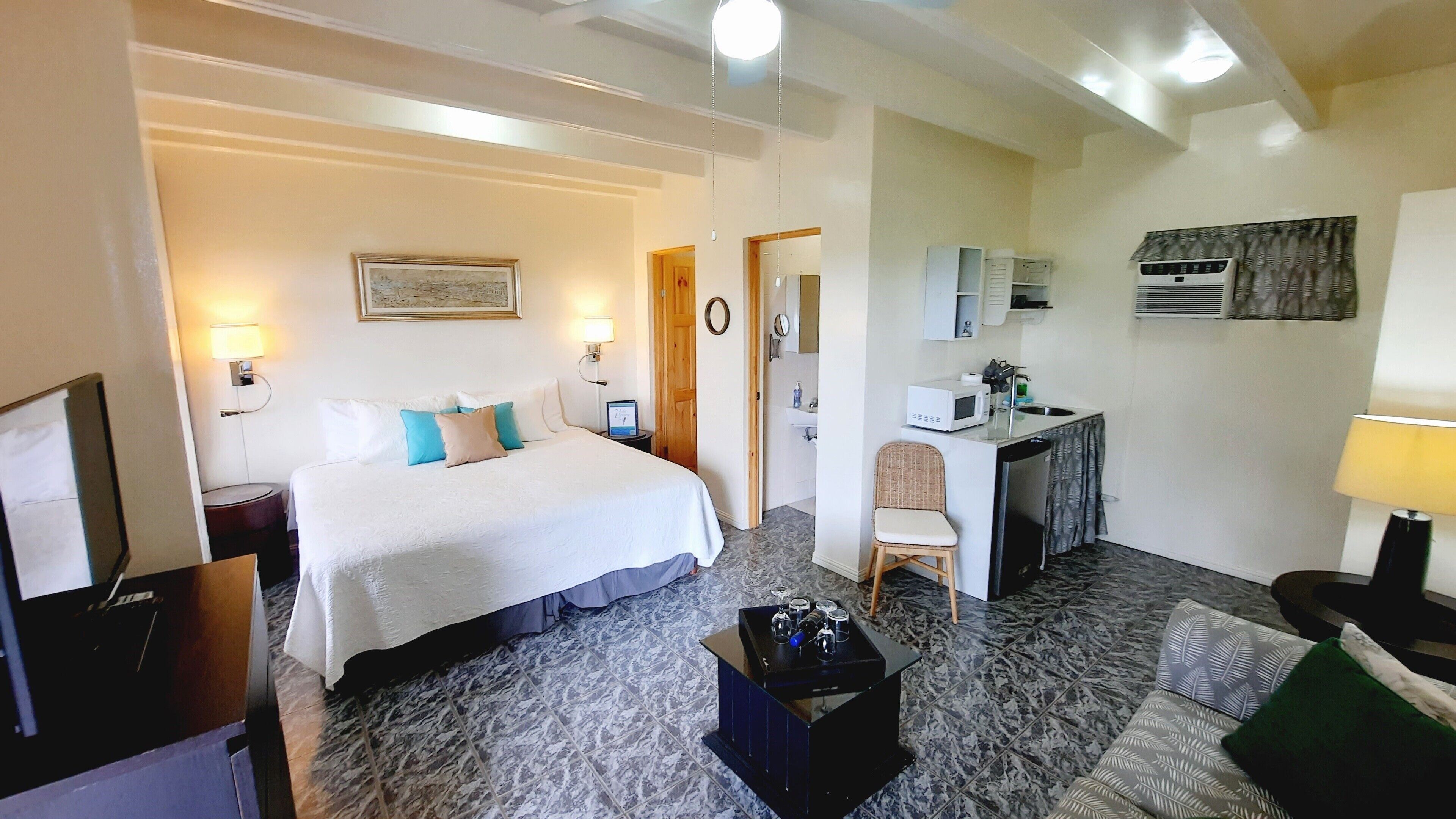 standard suite, 1 king bed, non smoking | 1 bedroom, minibar, free wifi, bed sheets
