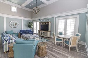 Hus, flere senger, privat basseng, hageutsikt | Oppholdsrom | TV