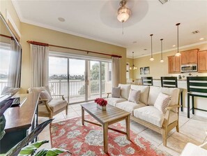 Hus, flere senger, privat basseng, hageutsikt | Oppholdsrom | TV