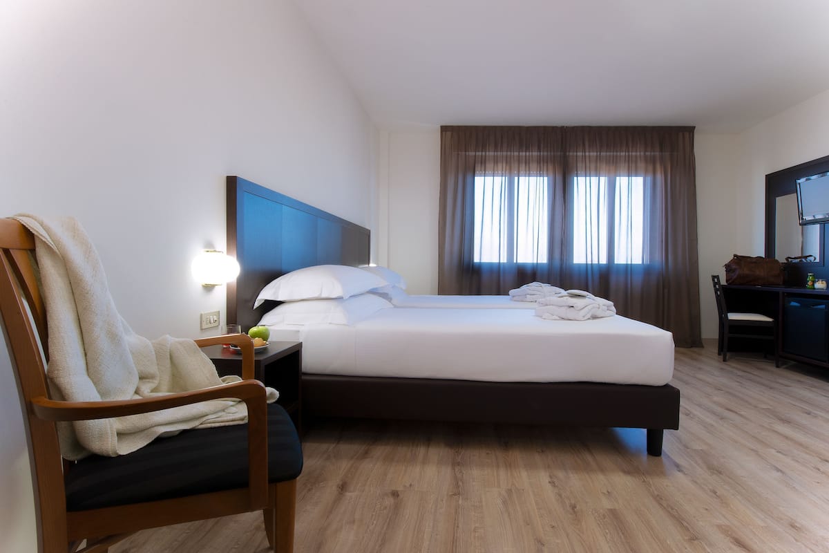 Minibar, in-room safe, desk, free WiFi