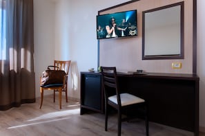 Minibar, pengeskab på værelset, skrivebord, gratis Wi-Fi