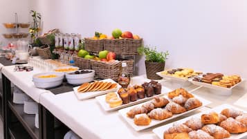 Petit déjeuner buffet (10 EUR par personne)