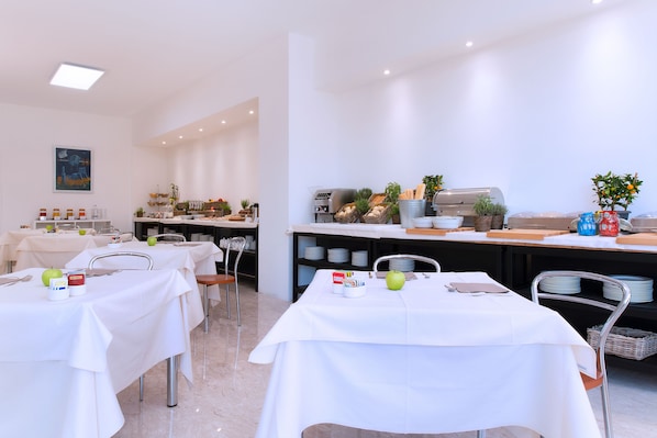 Morgenmadsbuffet hver dag (10 EUR pr. person)
