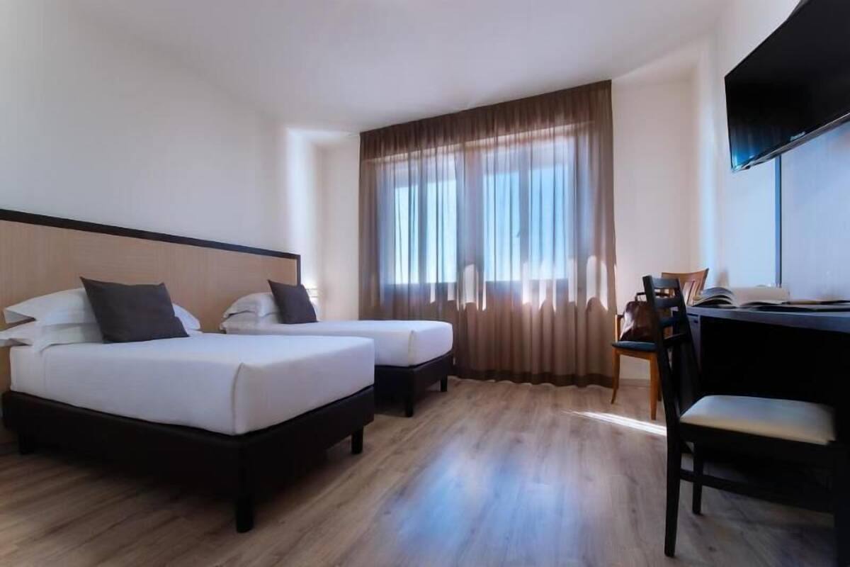 Minibar, in-room safe, desk, WiFi (free)