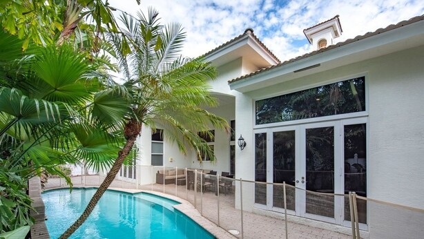 Outdoor pool - Beautiful Home in Lighthouse Point (Pompano Beach)
