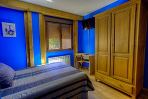 A bedroom with a bed, a desk, and a wardrobe. - La Tintoreria (Villablino)