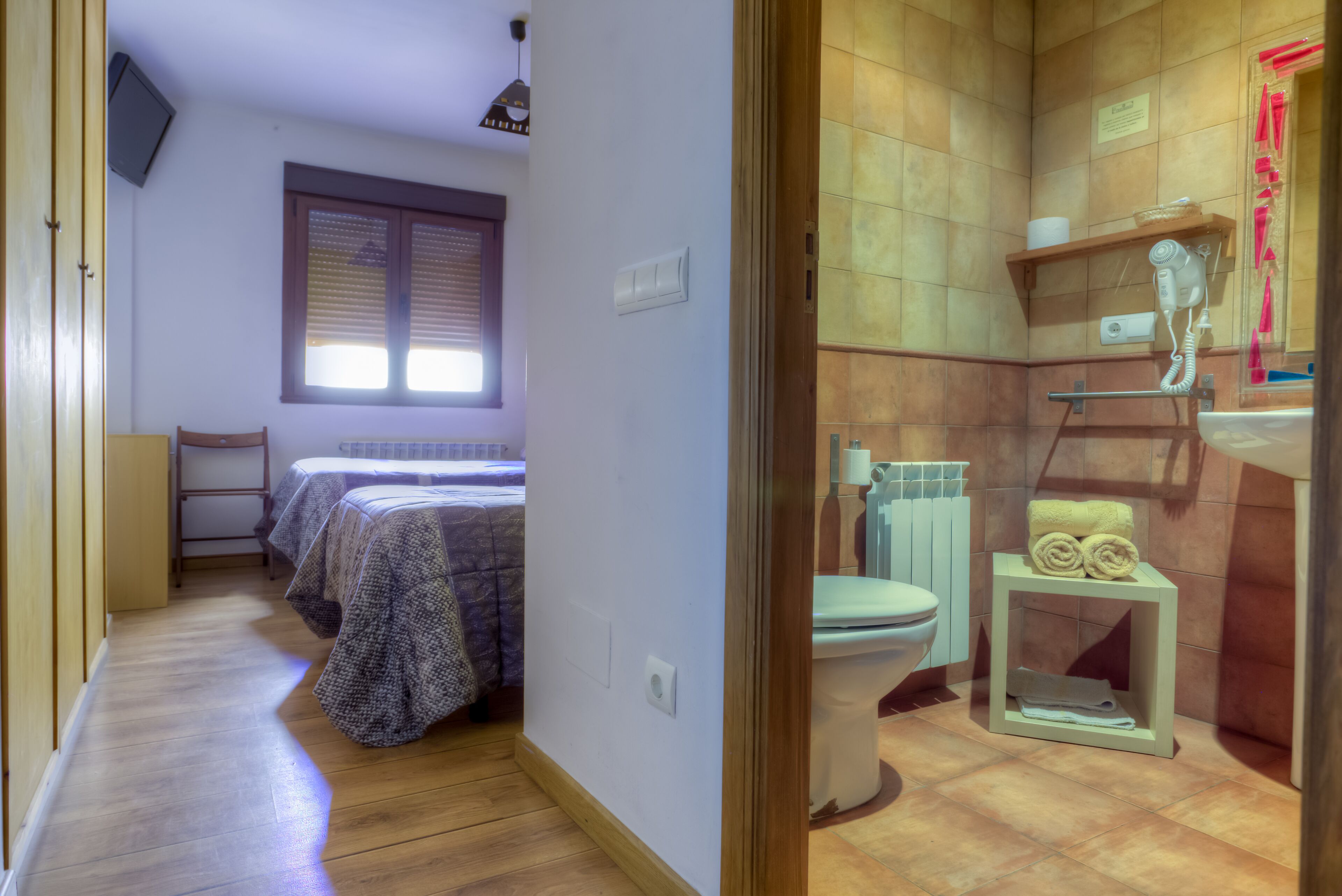 Habitació amb dos llits individuals | Wifi gratuïta i roba de llit 