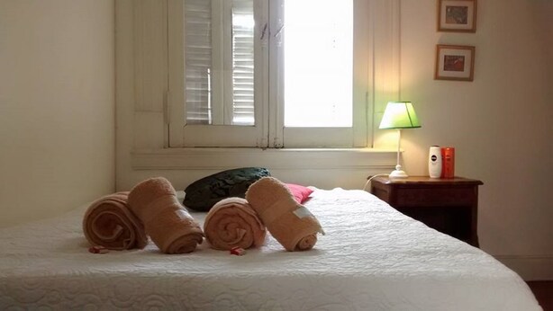 Tabla de planchar con plancha, wifi gratis y muebles diferentes 