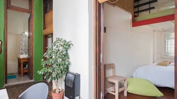 Luminous Room Loft | 1 kamar tidur dan dilengkapi dengan perabotan berbeda-beda