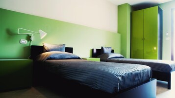 Escritorio, cortinas blackout, tabla de planchar con plancha y cunas 