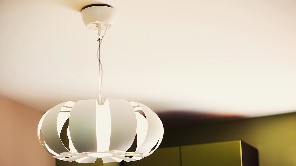 Un lustre moderne au design épuré, avec des éléments en verre transparent.