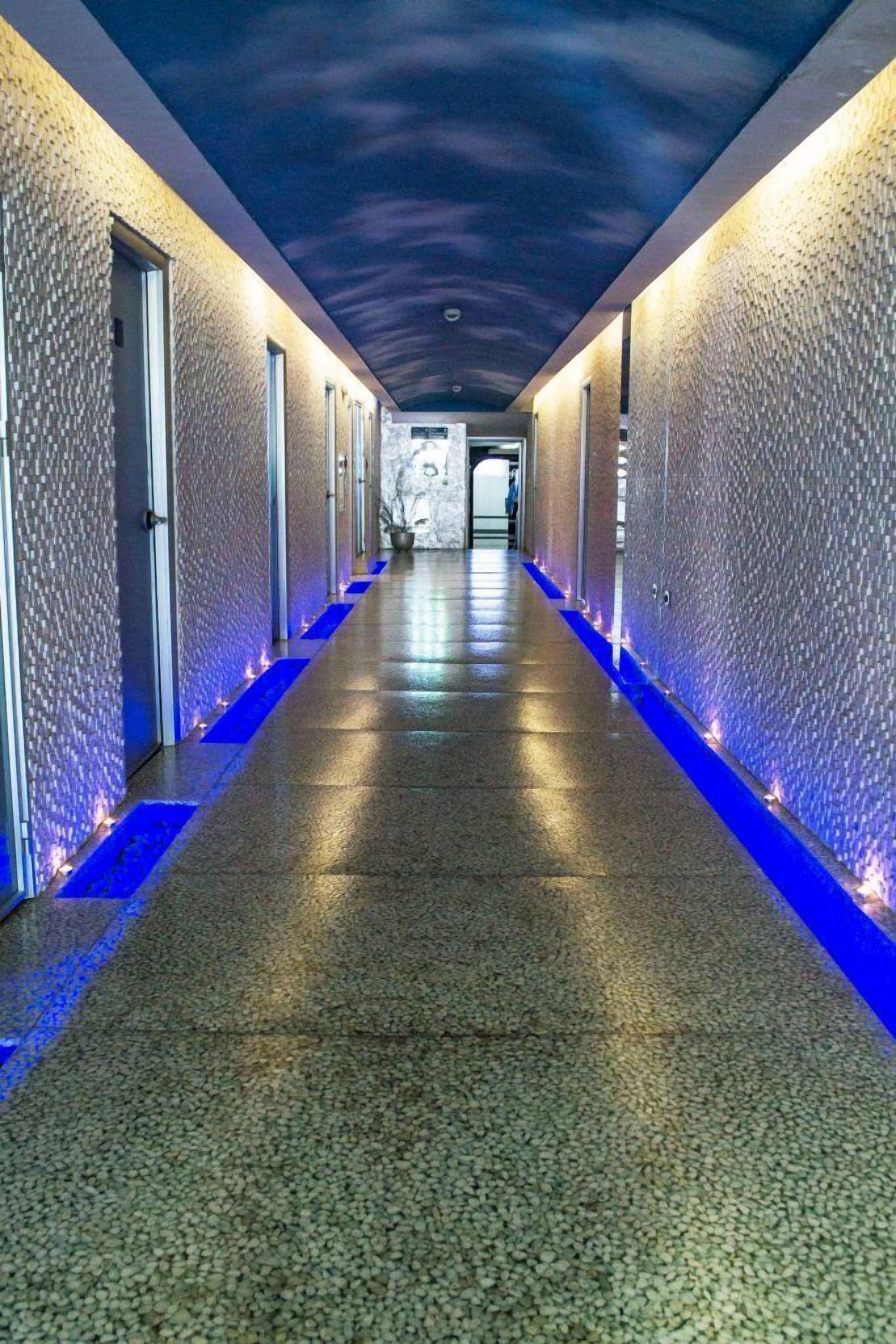 Sauna, hot tub, steam room, hot springs/mineral springs