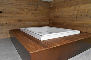 Une salle de bain moderne avec un mur en bois et un plancher en bois.