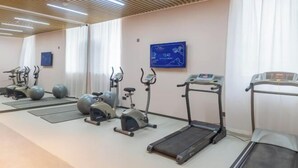 A gym with treadmills, stationary bikes, and exercise balls. - Jinjiang Inn (Tianshui)