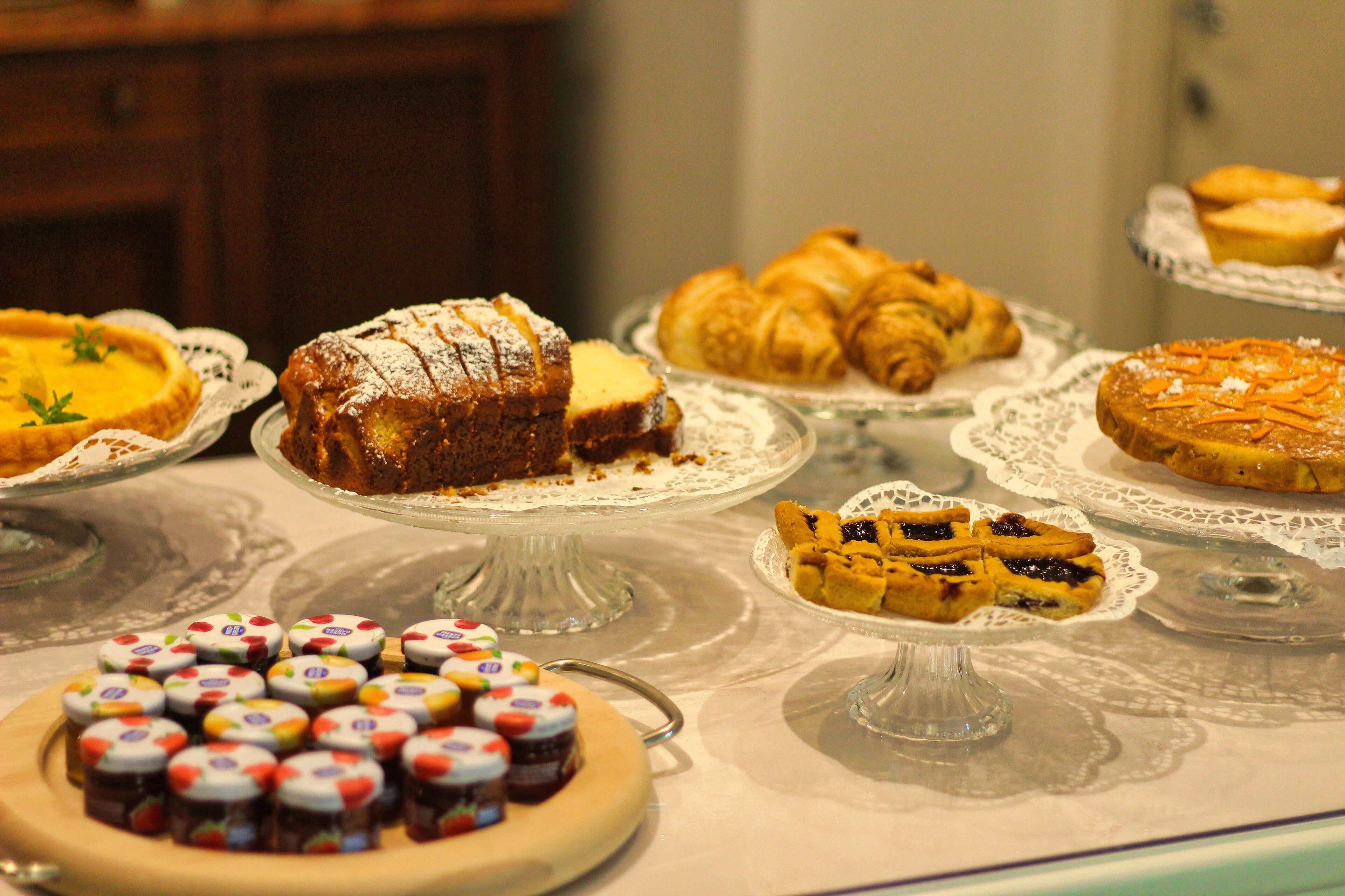 Une grande variété de desserts est présentée, notamment des gâteaux, des tartes et des pâtisseries.