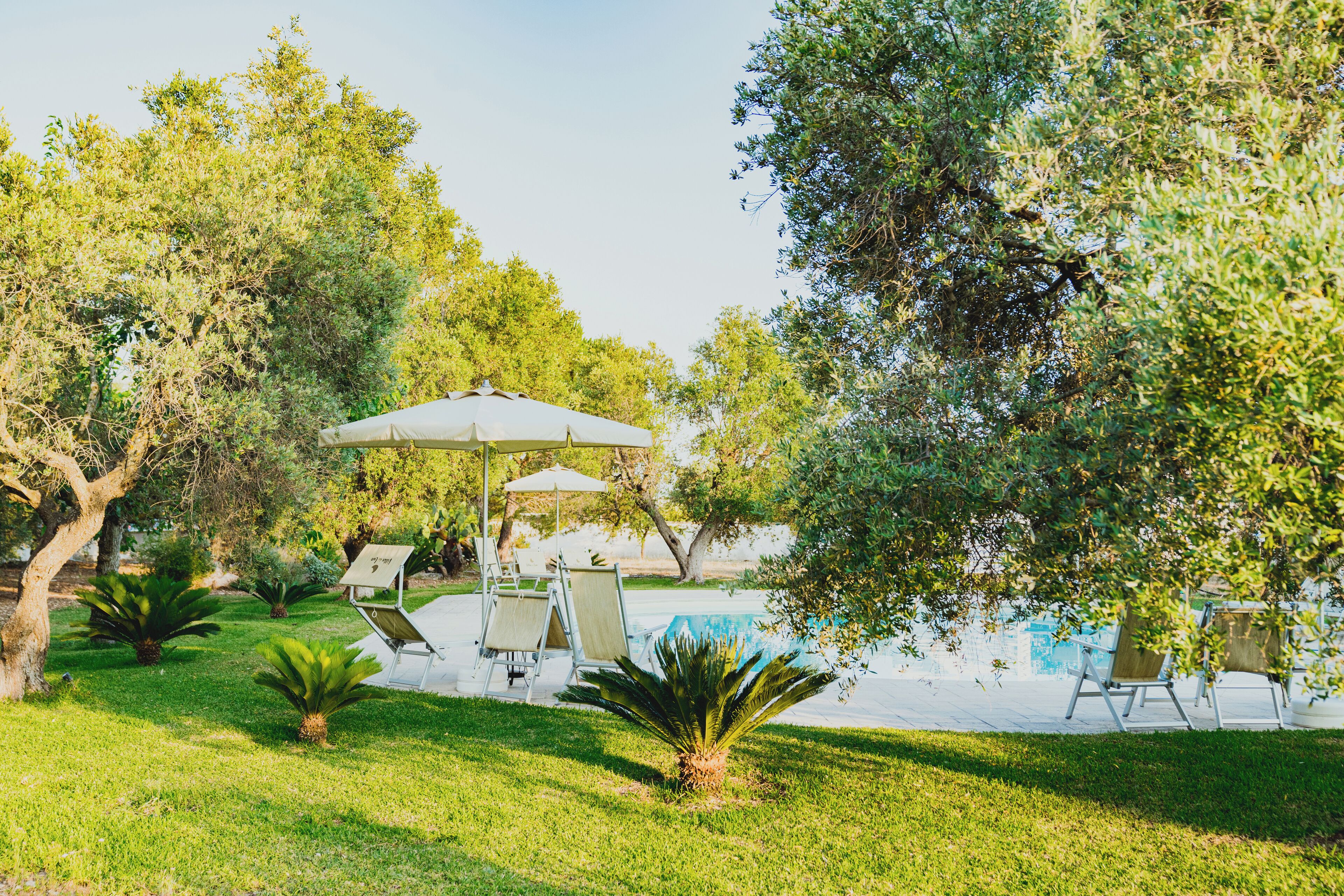 Piscine extérieure (ouverte en saison), parasols de plage