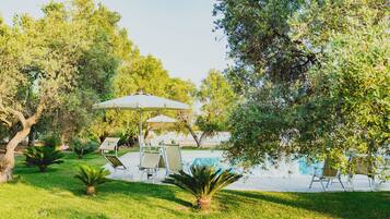 Piscine extérieure (ouverte en saison), parasols de plage
