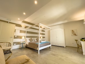 Luxury Suite, 1 King Bed with Sofa bed, Hot Tub, Ground Floor | Premium bedding, down comforters, minibar, in-room safe - Villa de Lua Boutique Hotel (Leporano)