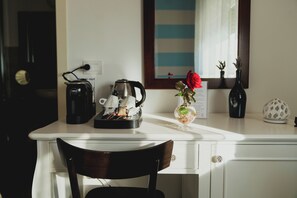Ropa de cama de alta calidad, cubrecamas y minibar 