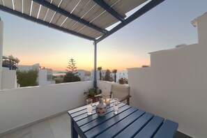 Standard-Dreibettzimmer, eingeschränkter Meerblick | Balkon