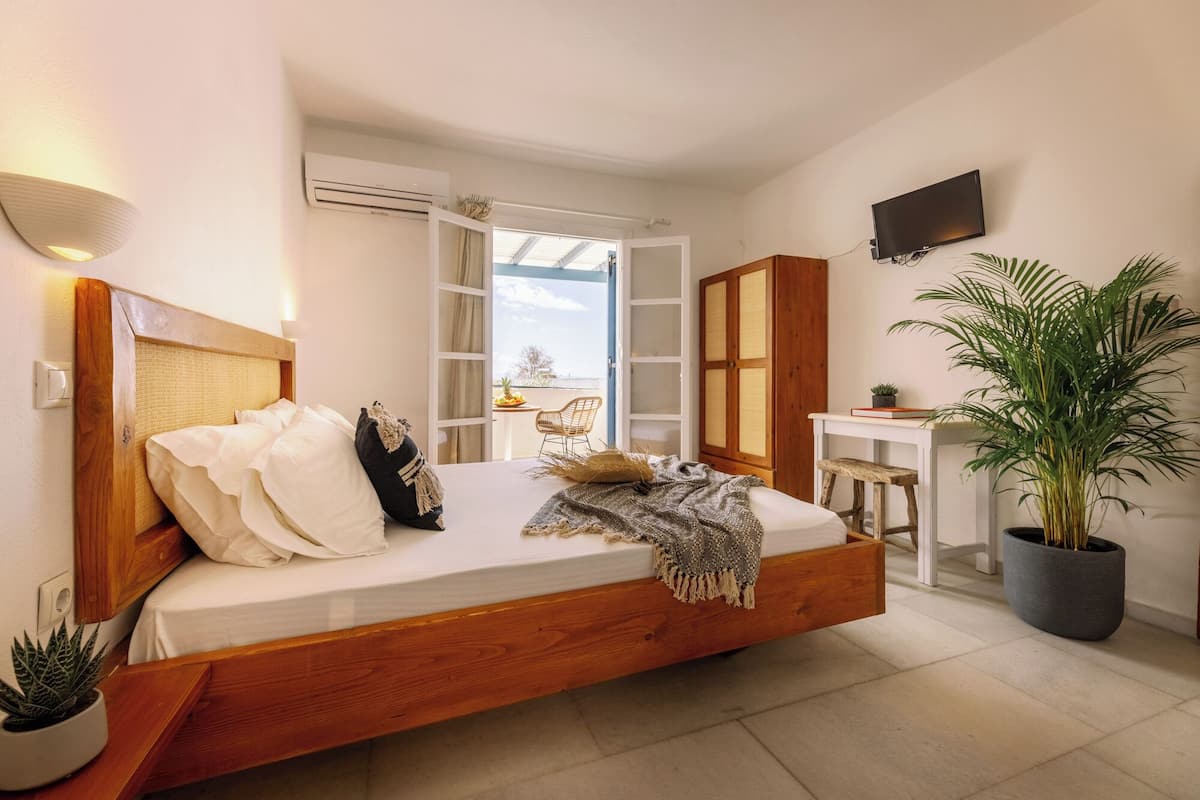 Deluxe Triple Room, Sea View | Soundproofing, iron/ironing board, free WiFi, bed sheets