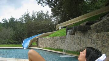 2 outdoor pools, pool loungers