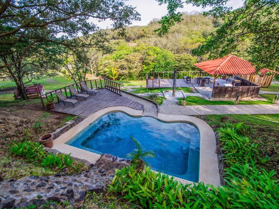 2 piscinas externas, espreguiçadeiras