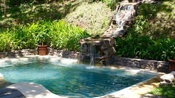 2 piscine all'aperto, lettini
