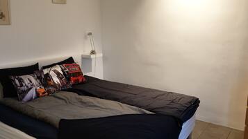 Basic dubbelrum - utsikt mot trÀdgÄrden | MörklÀggningsgardiner, extrasÀngar, gratis wi-fi och sÀngklÀder