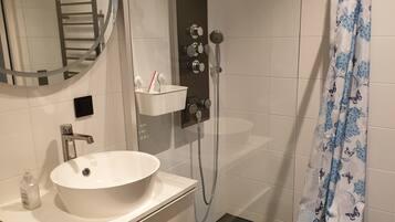 Chambre Double, vue jardin | Salle de bain | Douche, sĂšche-cheveux, serviettes fournies