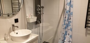 Basic-Doppelzimmer, Gartenblick | Badezimmer | Dusche, Haartrockner, Handtücher