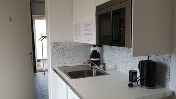 Basic Double Room, Garden View | Shared kitchen facilities | Fridge, microwave, high chair, cookware/dishes/utensils