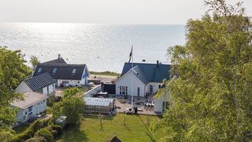 Check-in/check-out kiosk