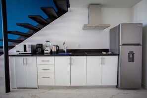 Een koelkast, een magnetron, een oven, een kookplaat